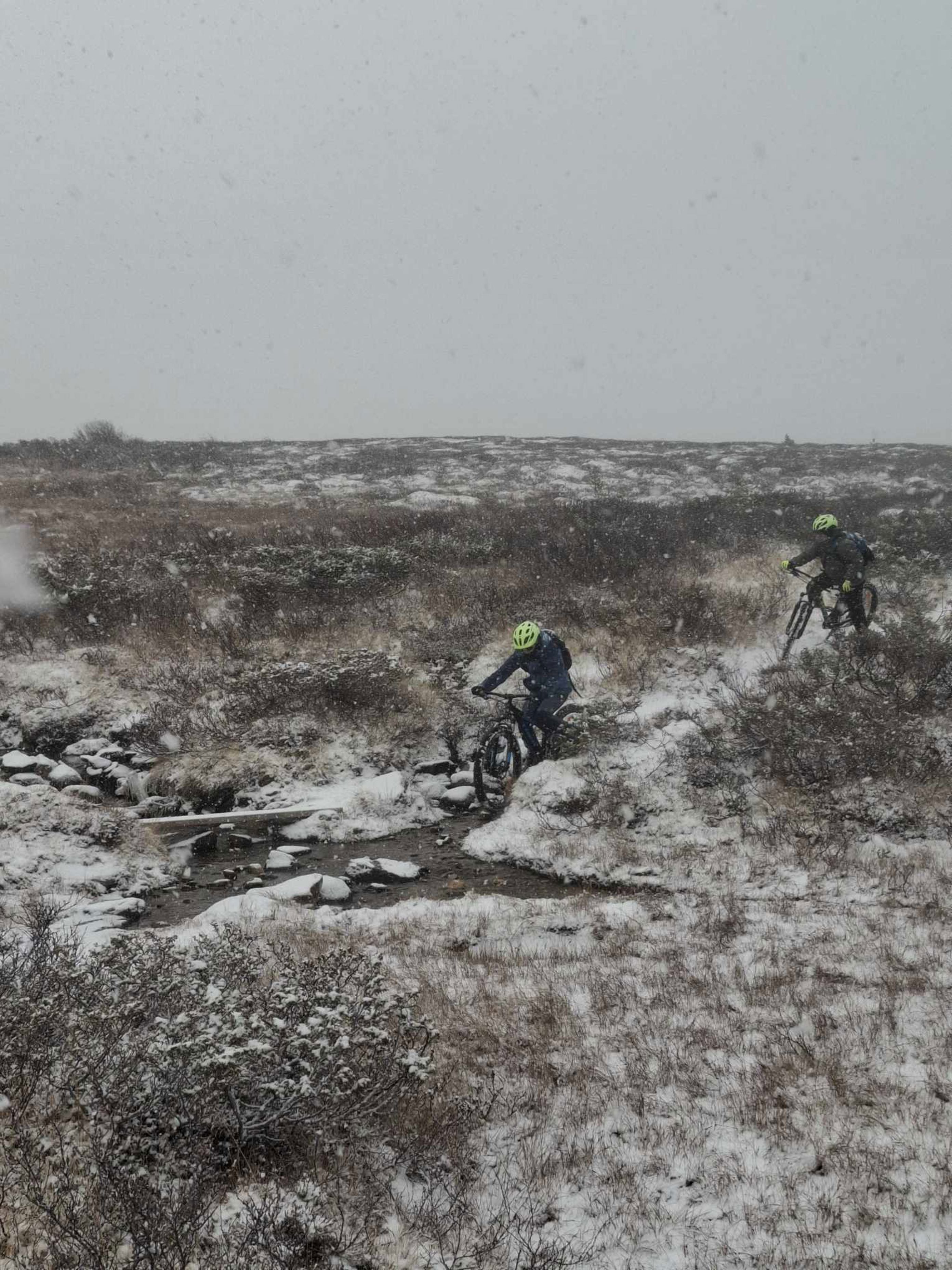 Foto: rondeheim.no et par personer som sykler på en grussti