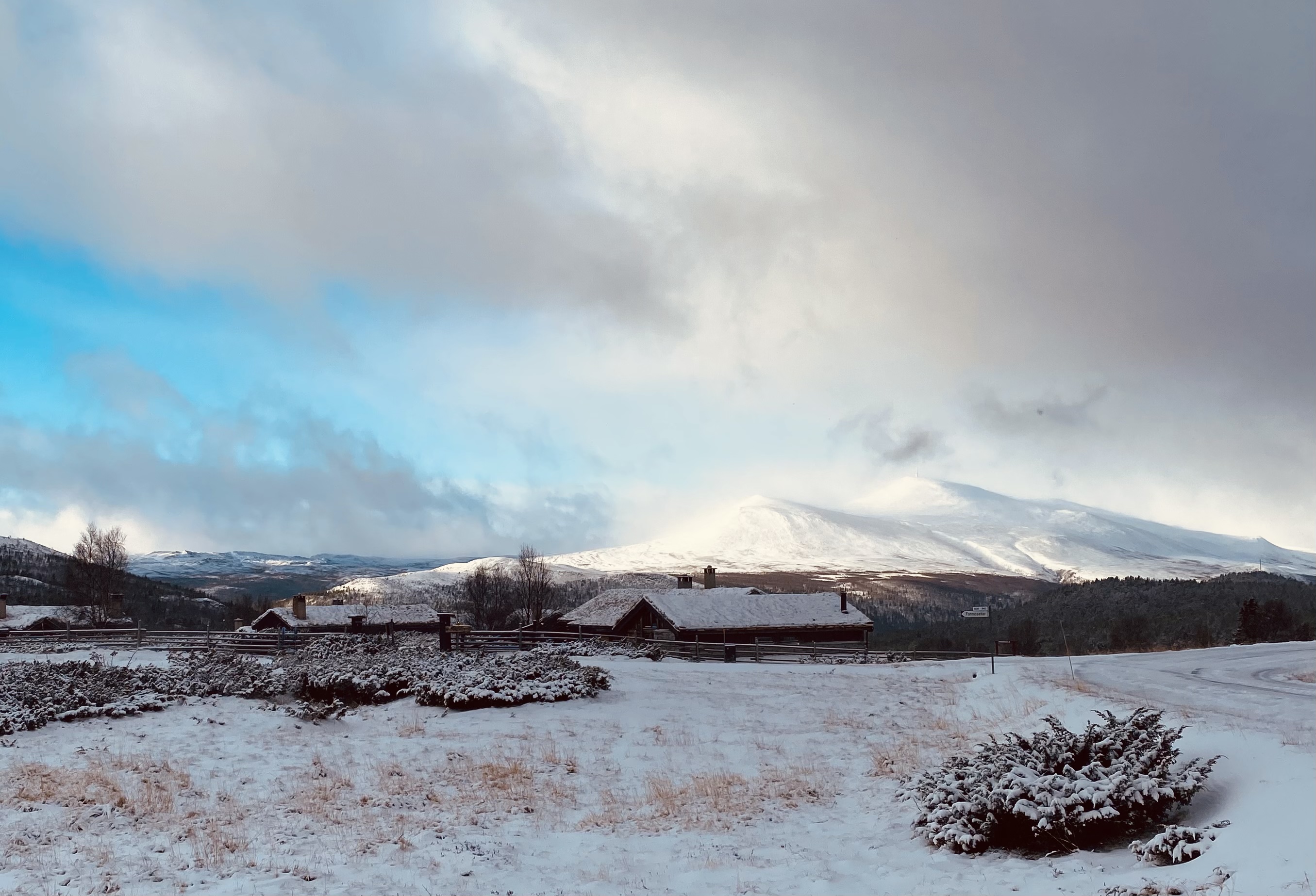 Et snødekt landskap med et hus