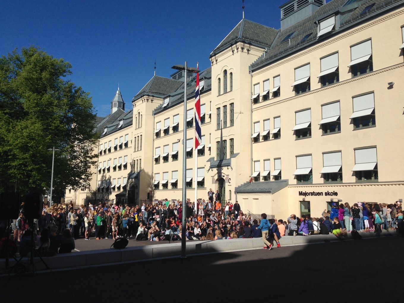 Bilde fra skolegården tatt i forbindelse med et arrangement i skolegården siste skoledag, fredag 19. juni 2015