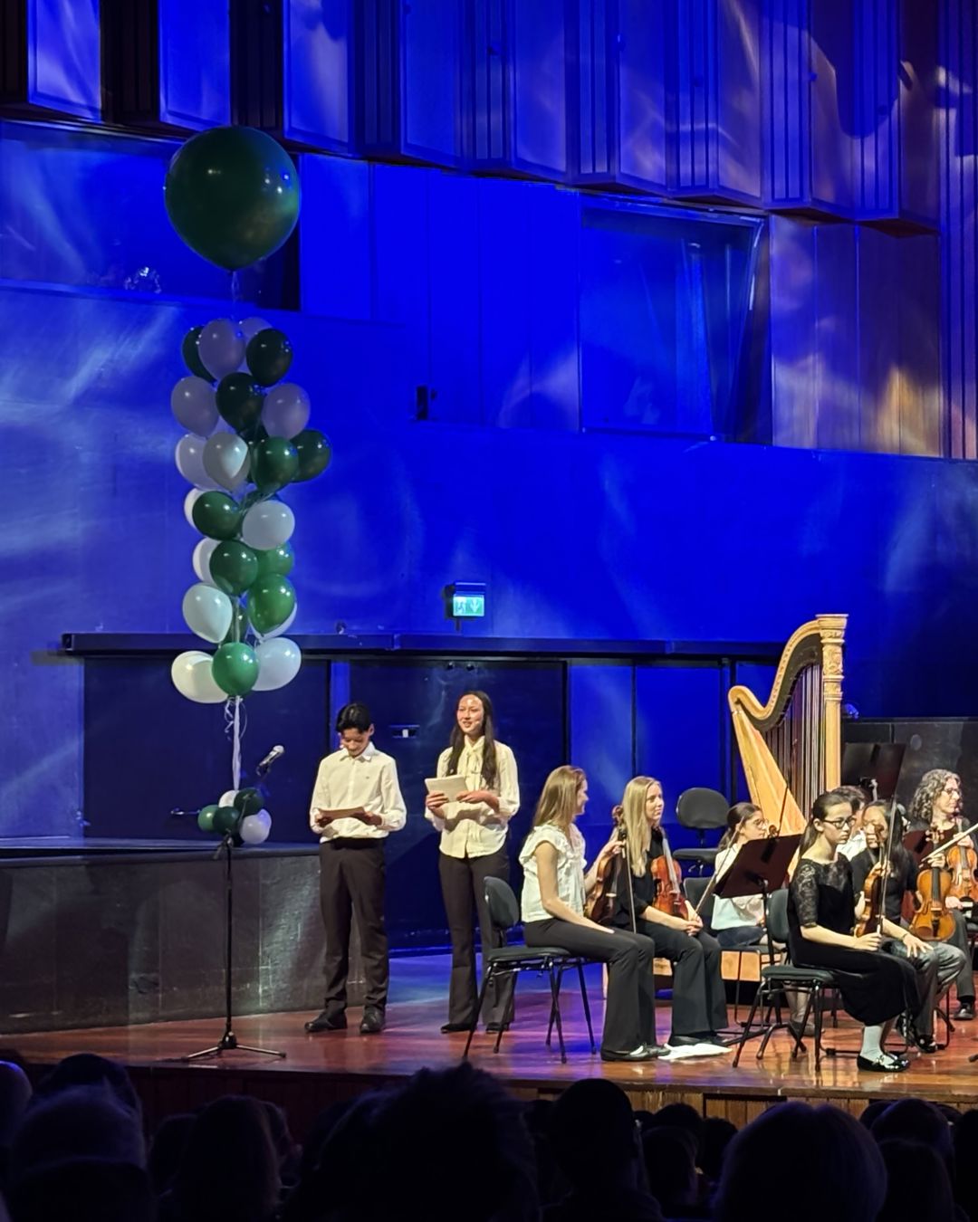 Foto: Majorstuen skole // Silje Ausland en gruppe mennesker som spiller instrumenter på en scene