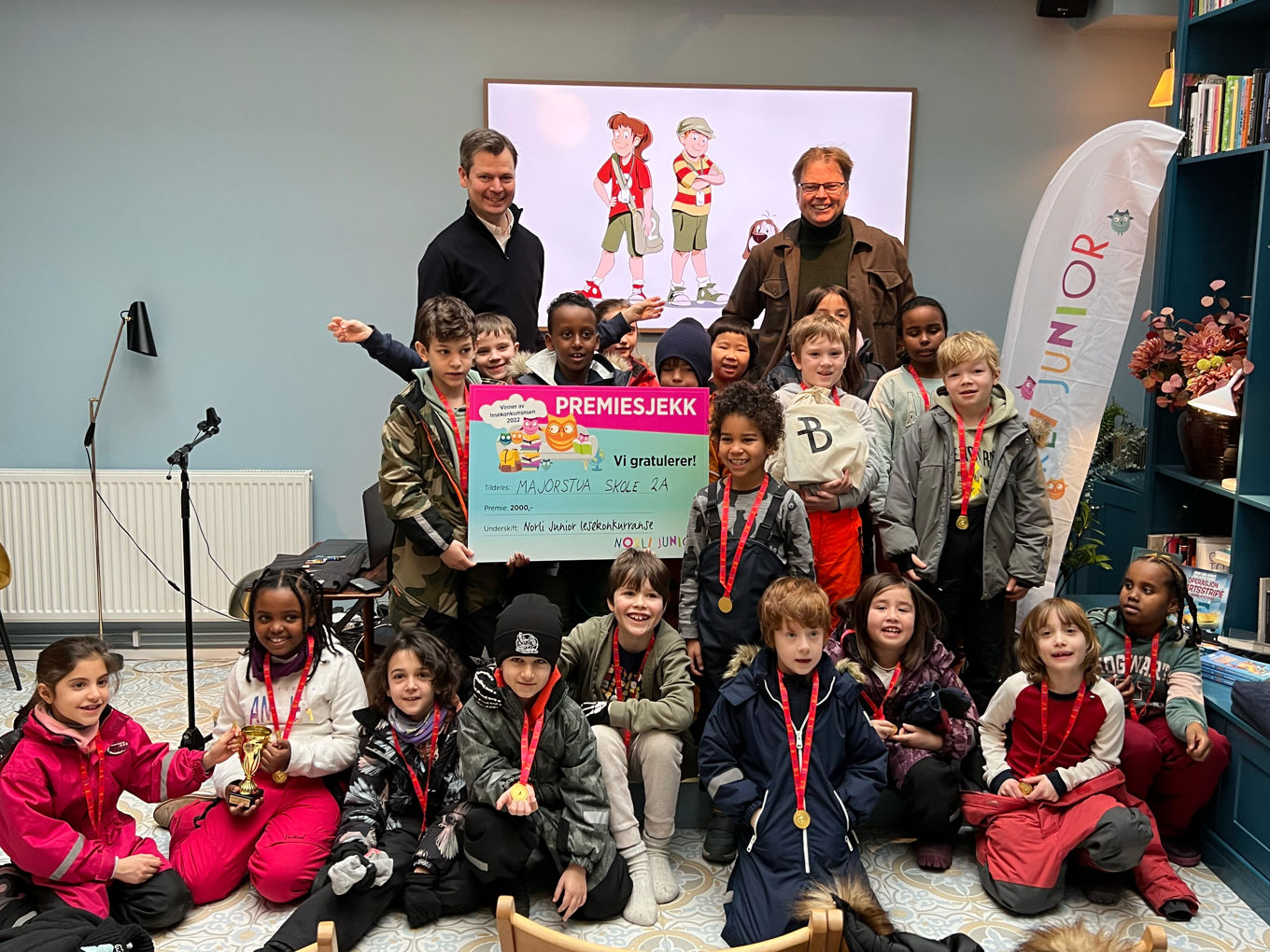 Klassen sammen med forfatter Jørn Lier Horst og illustratør Hans Jørgen Sandnes.