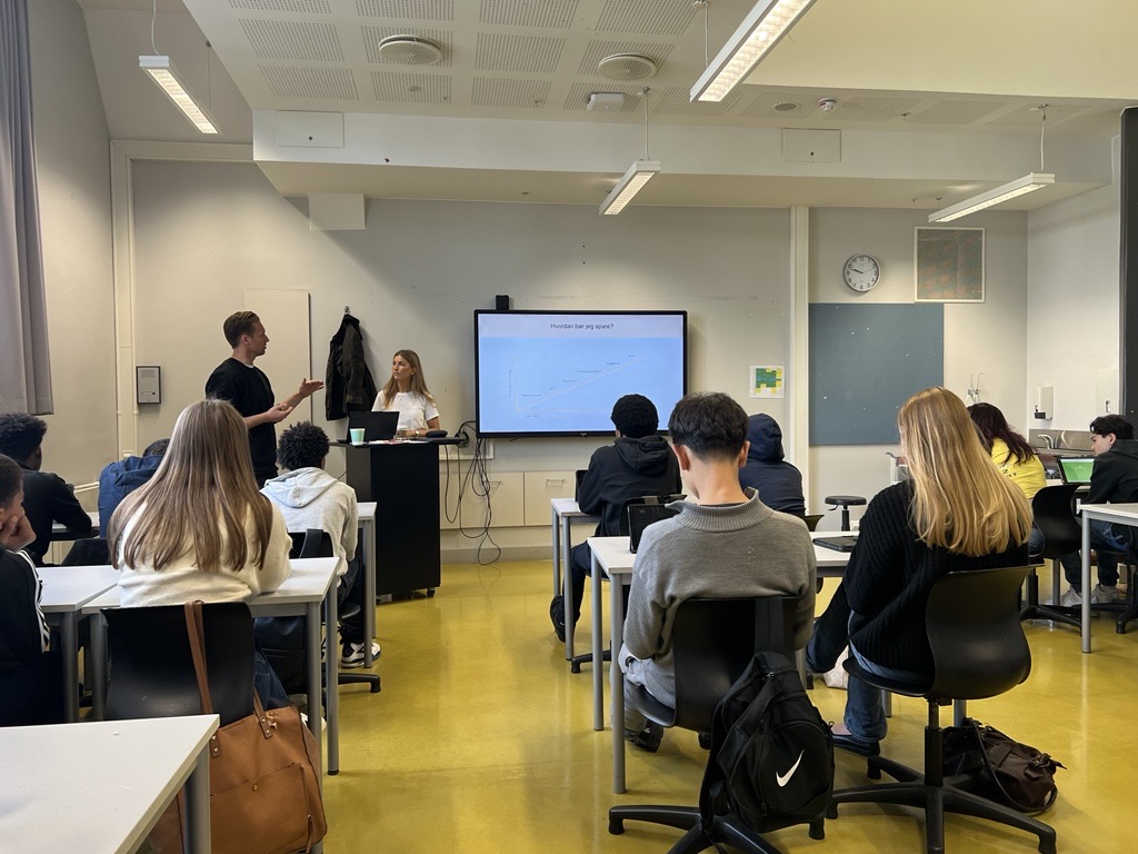 En gruppe mennesker i et klasserom