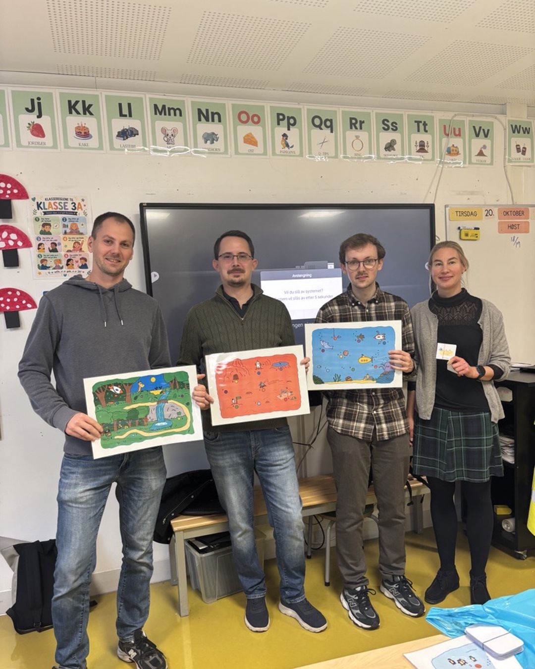 En gruppe mennesker som holder opp et papir En gruppe mennesker som holder opp et papir