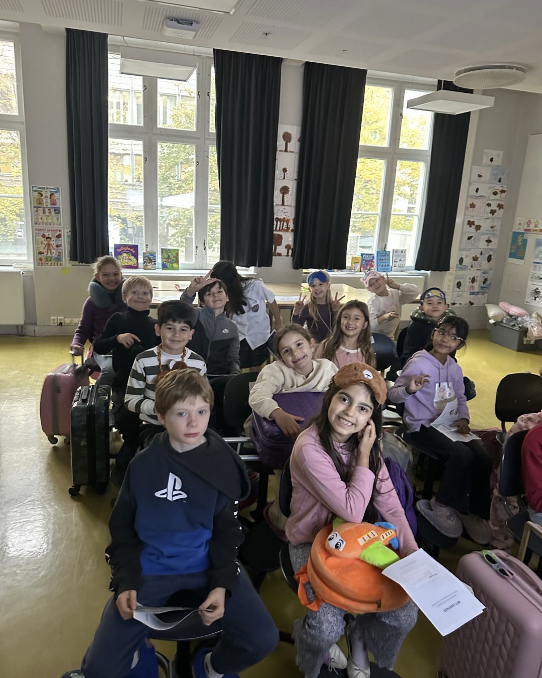 en gruppe mennesker som sitter i et rom