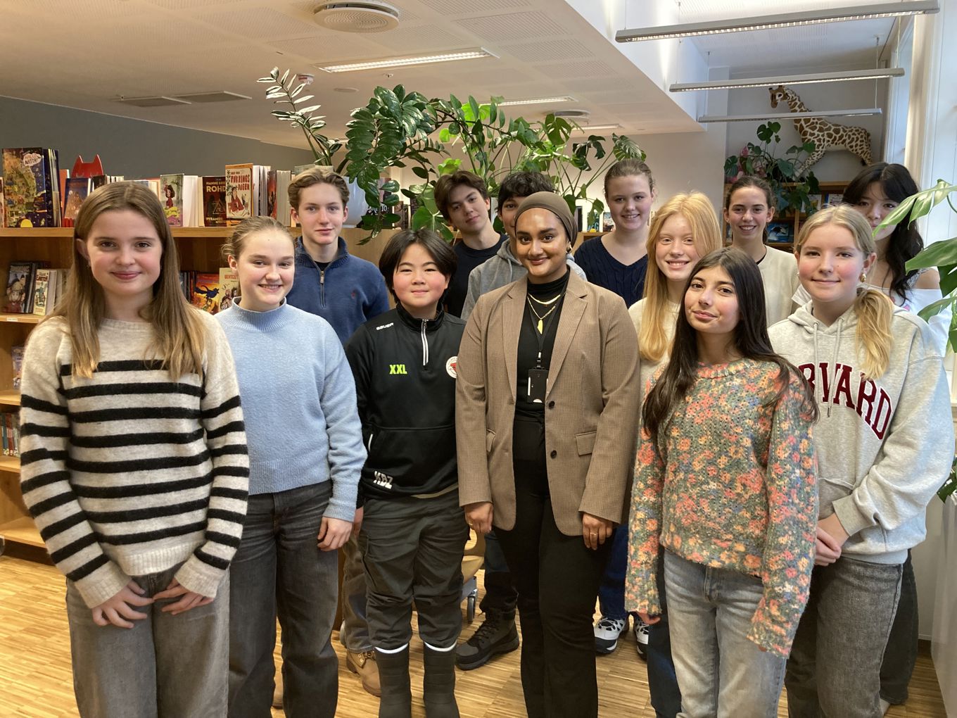 en gruppe mennesker som poserer for et bilde en gruppe mennesker som poserer for et bilde