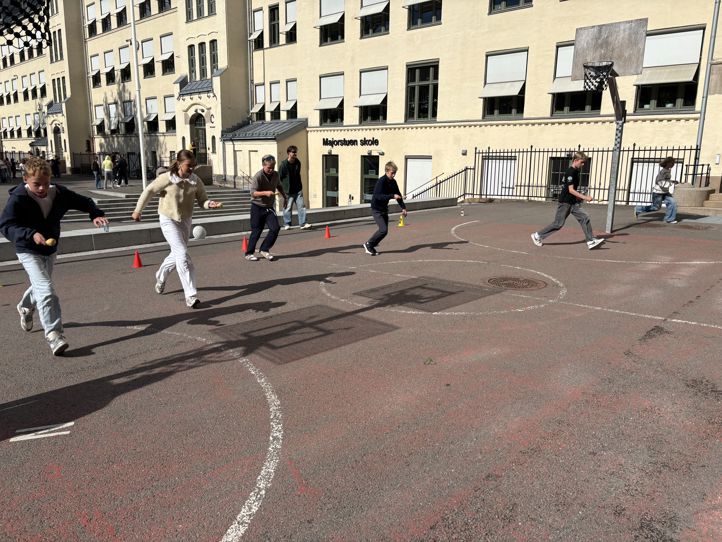 en gruppe mennesker som leker i en gate