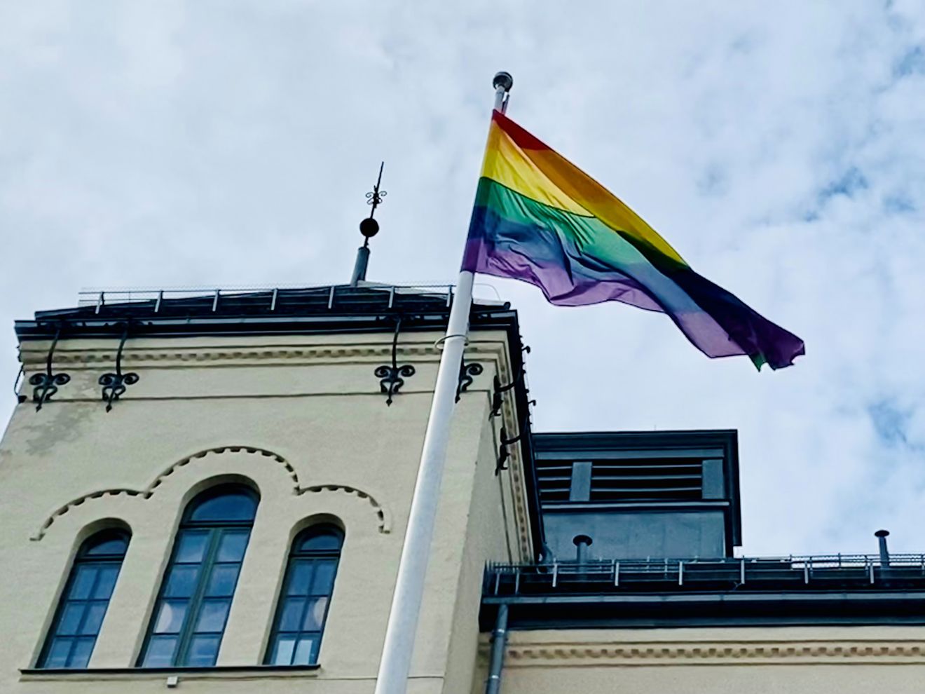 et flagg som vaier på en stang