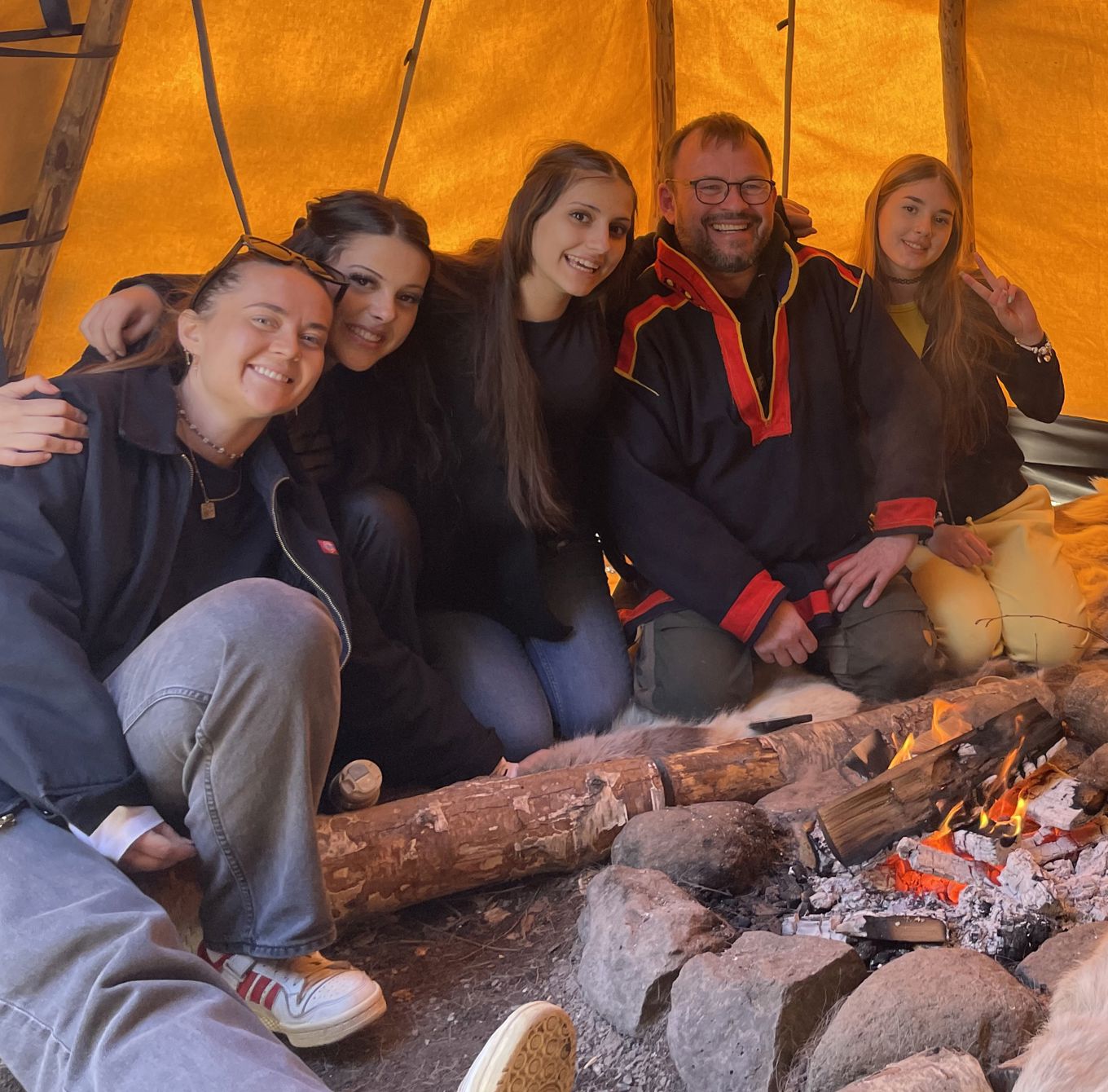 Foto: Anna Havnsund en gruppe mennesker som sitter i et telt