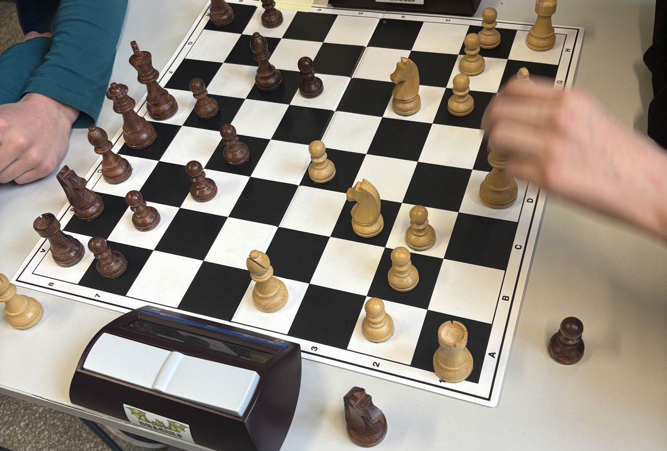 et sjakkbrett med brikker