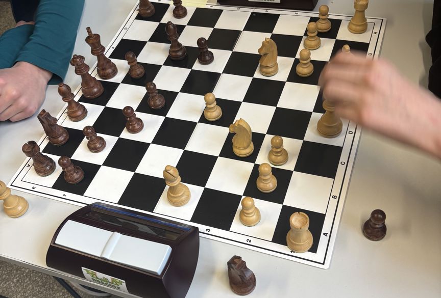 et sjakkbrett med brikker