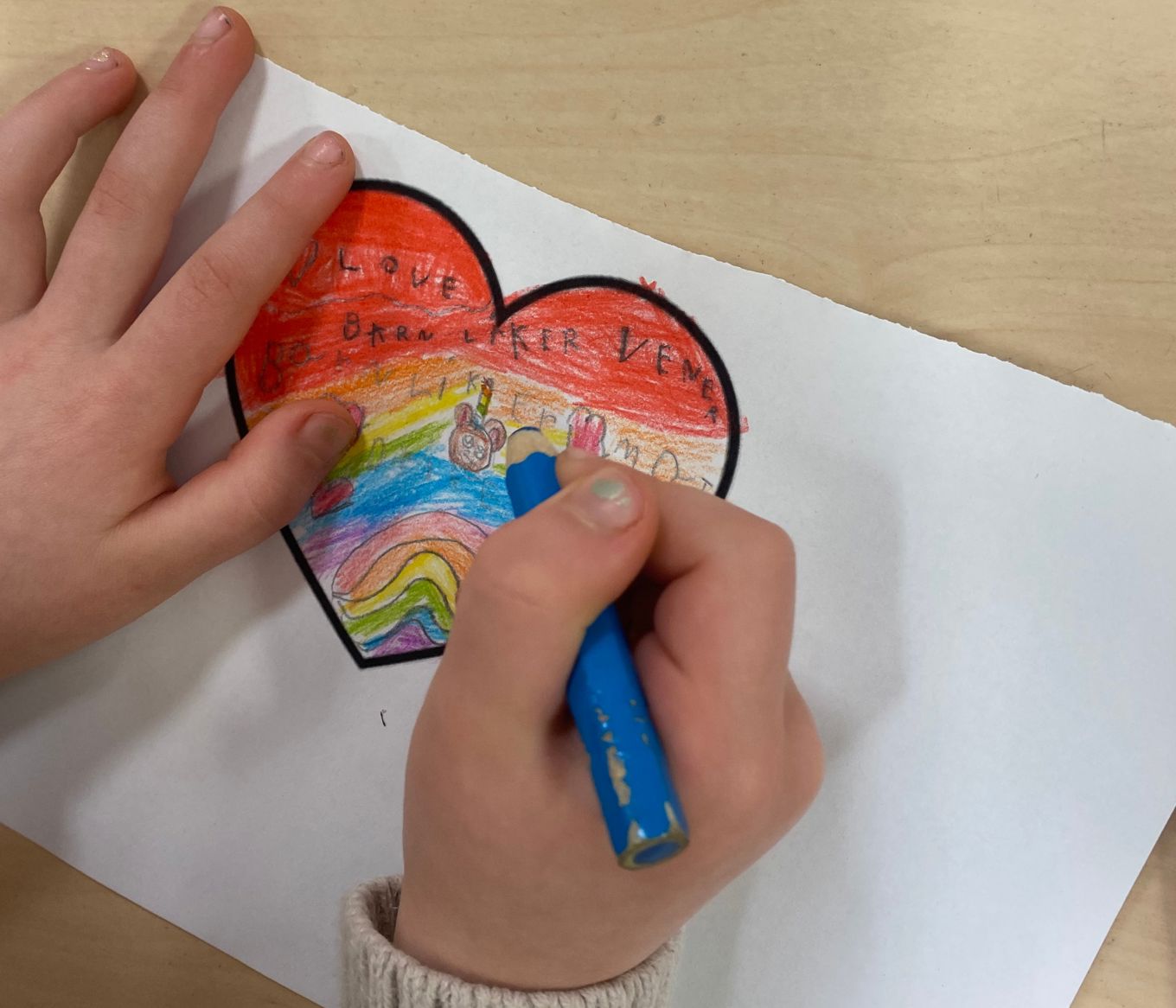 en person som holder en blyant