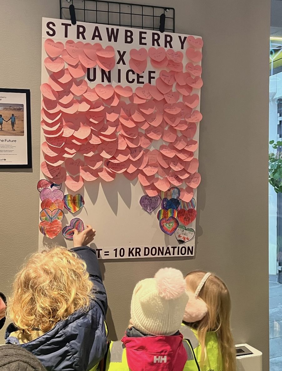 en gruppe mennesker som ser på en plakat