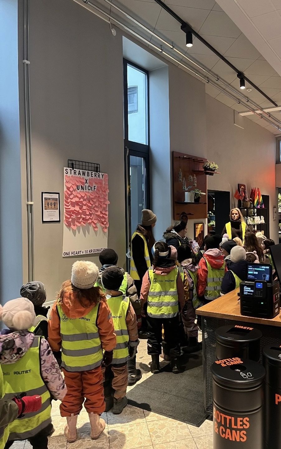 En gruppe mennesker i sikkerhetsvester i et rom