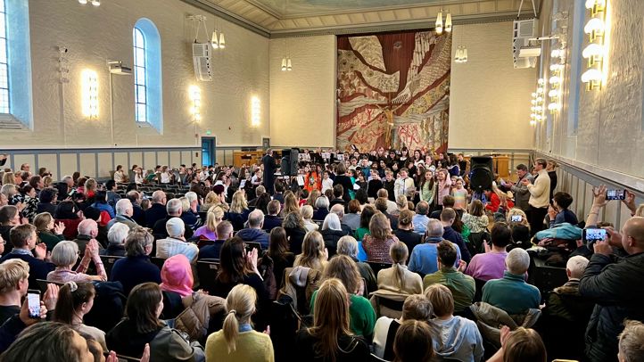 Bilde av konserten, tatt fra publikumsplass og framover mot alteret og symfoniorkesteret og koret i Majorstuen kirke.
