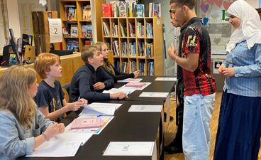 En gruppe personer i et bibliotek