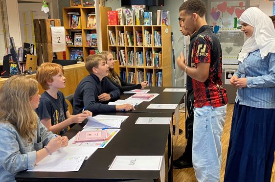 En gruppe personer i et bibliotek