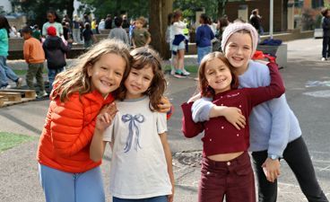 en gruppe barn som poserer for et bilde