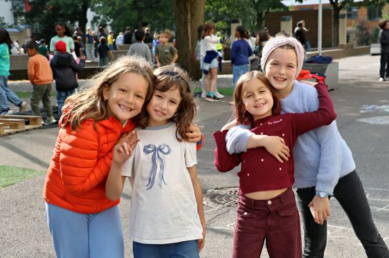 en gruppe barn som poserer for et bilde