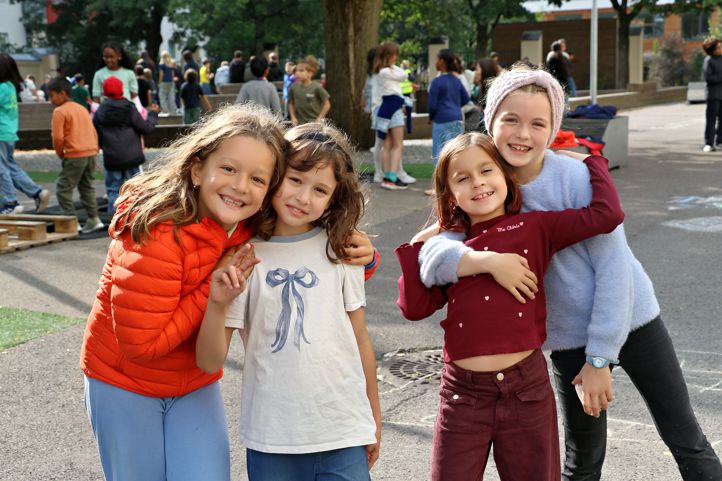 en gruppe barn som poserer for et bilde