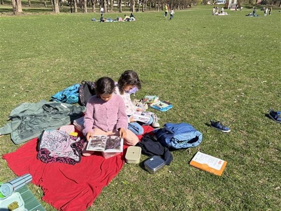 et par barnr som sitter på et teppe på gresset