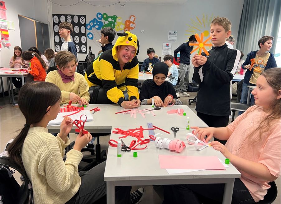 En gruppe barn som sitter rundt et bord