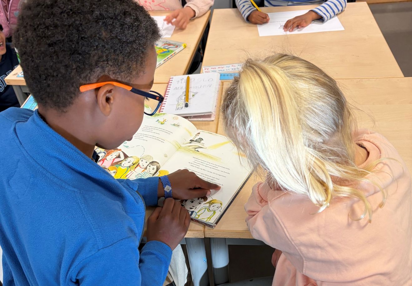 noen få barn som studerer i et klasserom