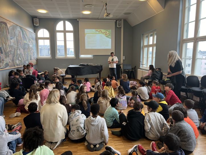 en person som underviser en klasse